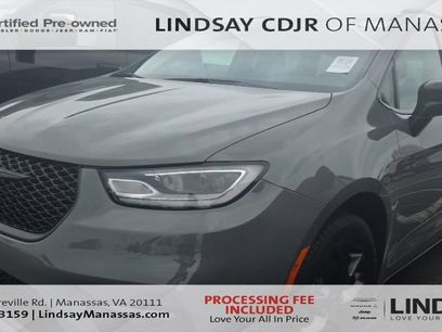 Used 2025 Chrysler Pacifica Limited w/ Uconnect Theater Family Group