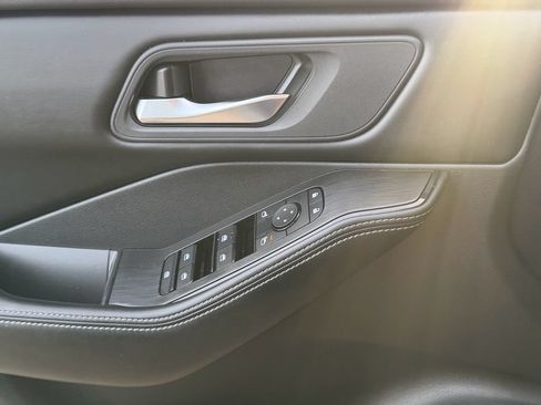Certified 2025 Nissan Rogue SV FWD image 24
