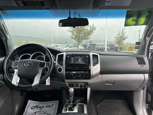 Used 2015 Toyota Tacoma 4x4 Access Cab V6 w/ TRD Sport Package image 18