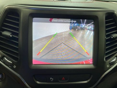 Used 2019 Jeep Cherokee Trailhawk AWD/4WD image 24