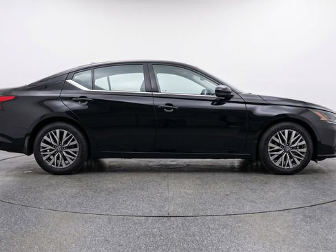 Used 2025 Nissan Altima 2.5 SV FWD image 11