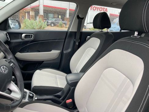 Used 2025 Hyundai Venue SEL FWD image 10