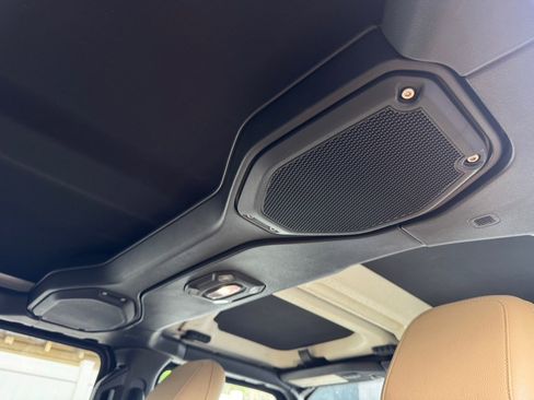 Used 2018 Jeep Wrangler Unlimited Sahara AWD/4WD image 39
