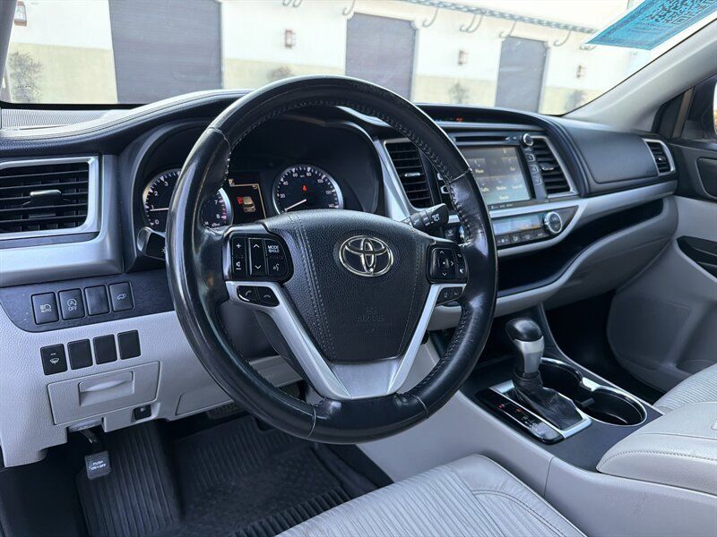 Used 2018 Toyota Highlander Plus FWD image 9