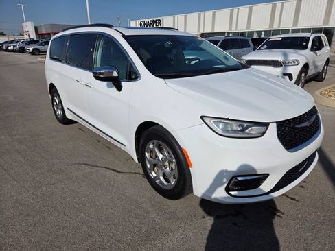 Used 2023 Chrysler Pacifica Limited FWD image 3