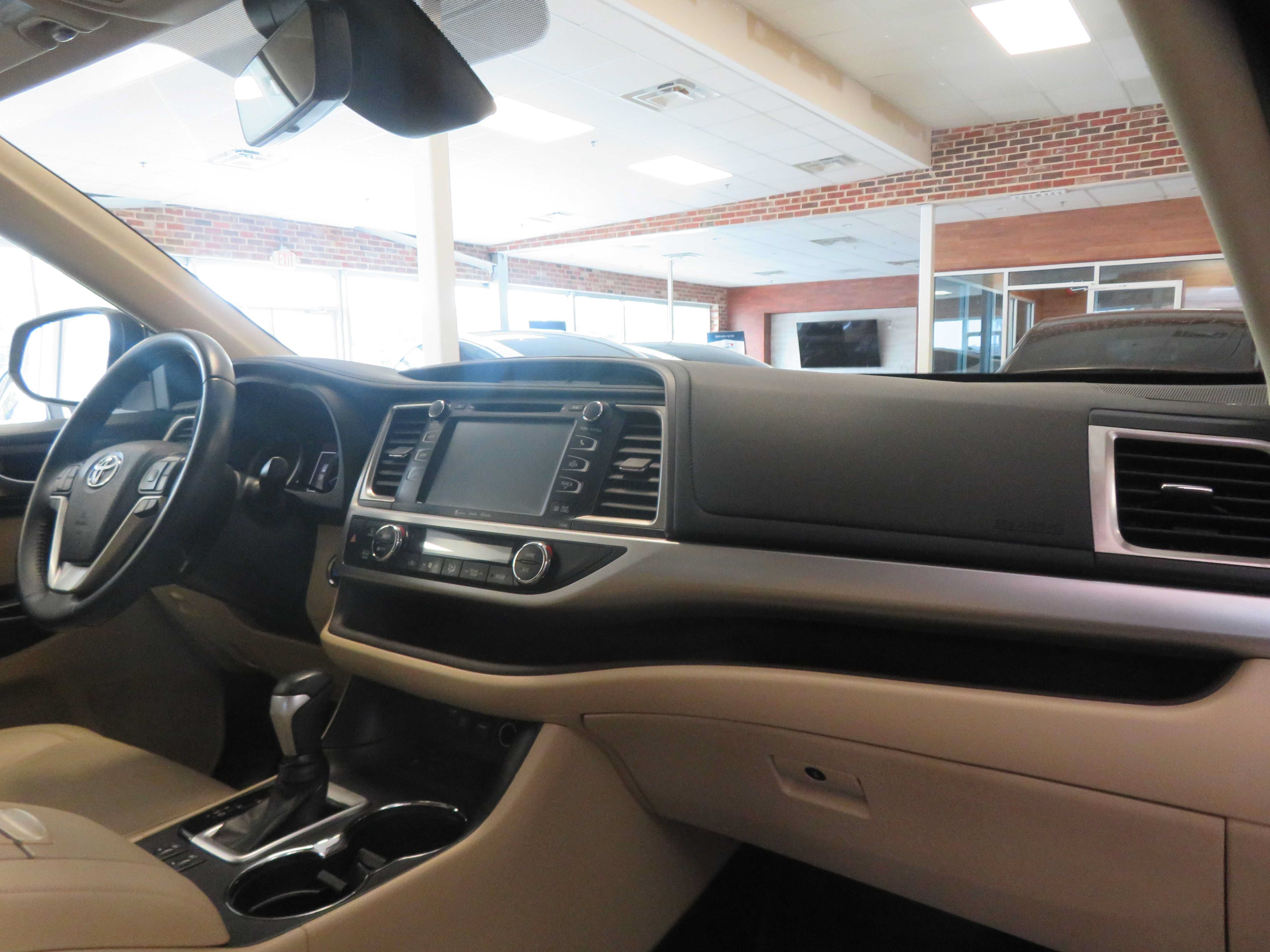 Used 2019 Toyota Highlander XLE FWD image 34