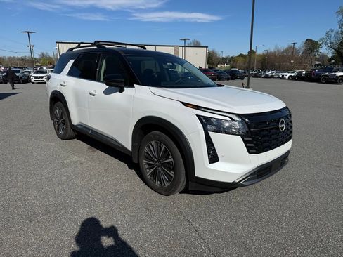 Used 2026 Nissan Pathfinder Platinum image 9