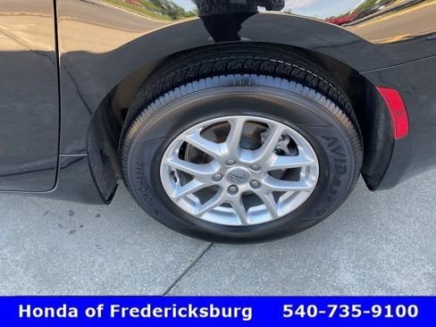 Used 2024 Chrysler Pacifica Touring-L FWD image 11