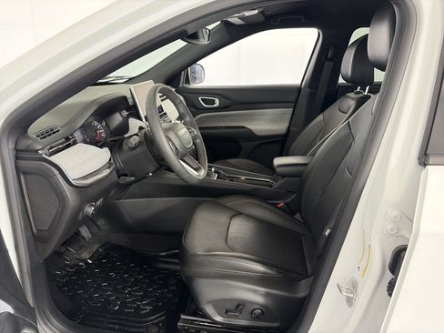 Used 2023 Jeep Compass Latitude AWD/4WD image 6