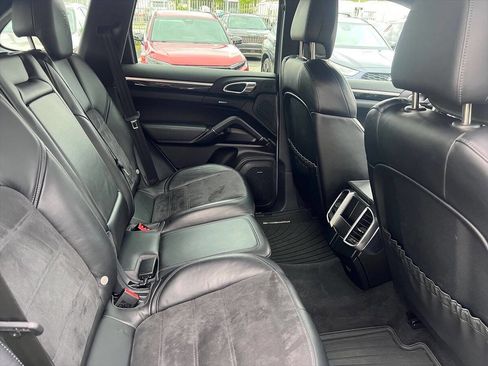 Used 2018 Porsche Cayenne Platinum Edition image 9