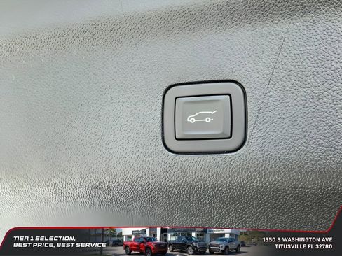 Used 2025 Chevrolet Suburban Premier RWD image 18