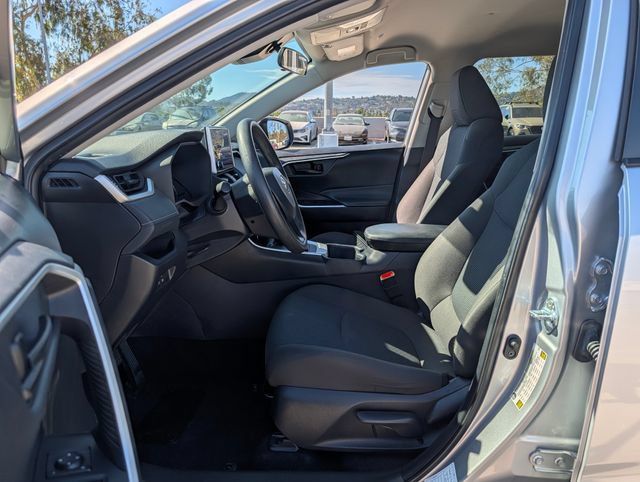Used 2025 Toyota RAV4 LE AWD/4WD image 11