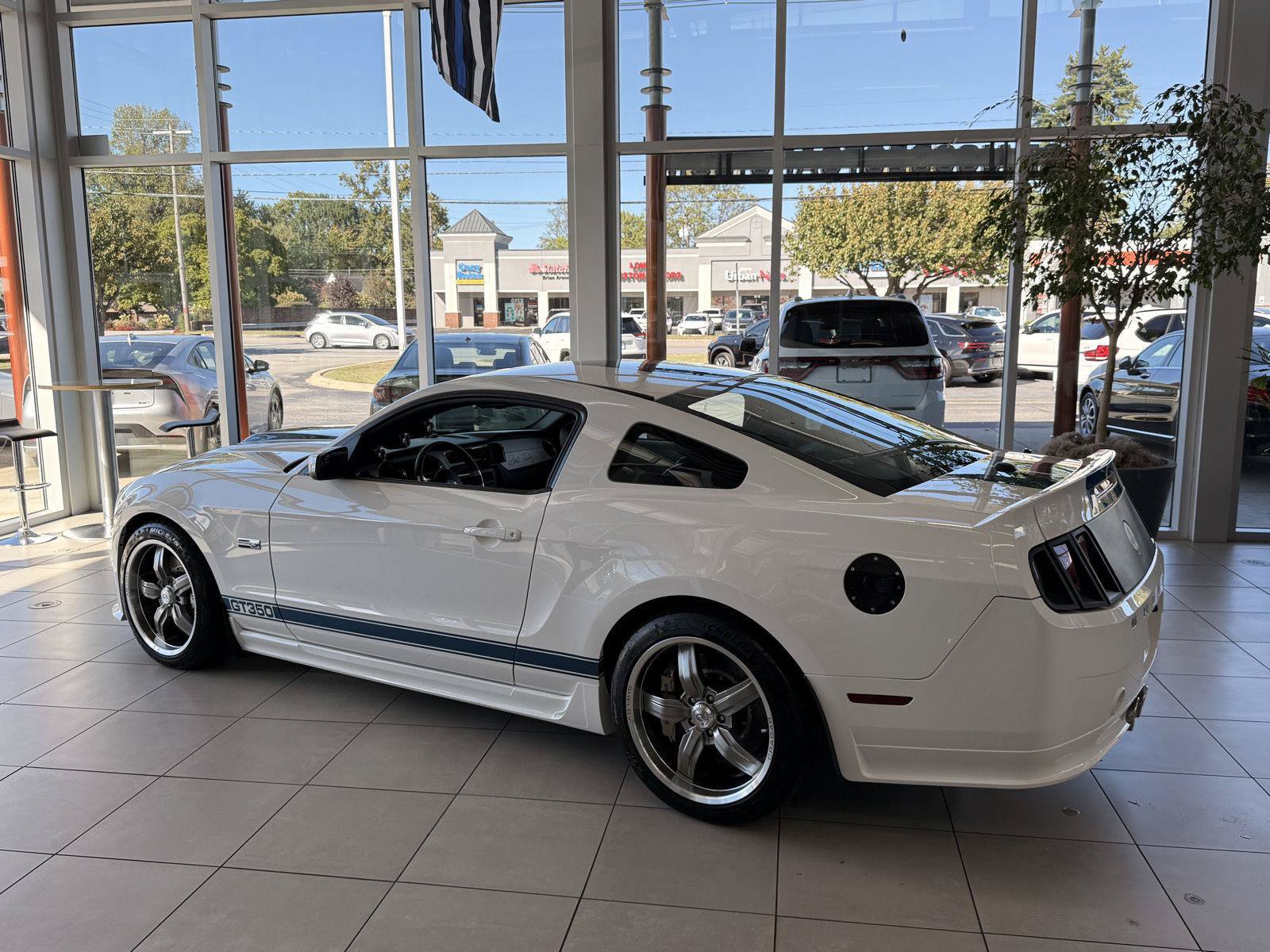Used 2011 Ford Mustang GT Premium w/ Security Pkg RWD image 22