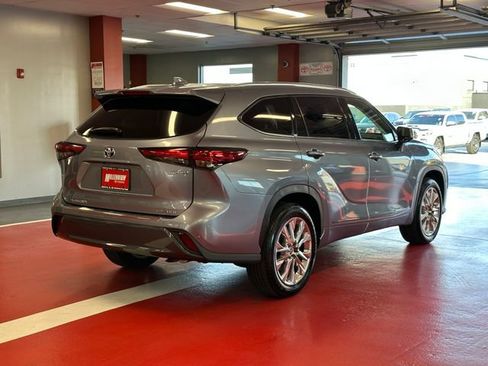Used 2022 Toyota Highlander Limited FWD image 4