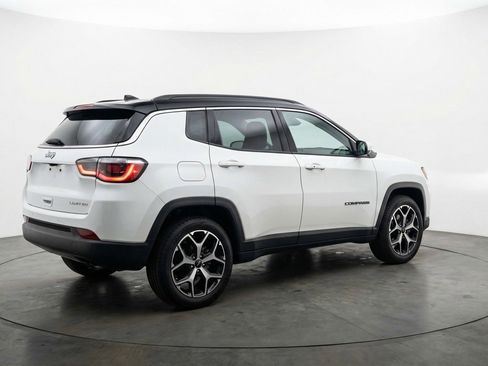 Used 2025 Jeep Compass Limited image 9