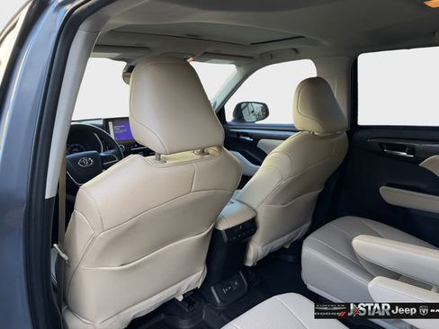 Used 2024 Toyota Highlander Limited FWD image 30