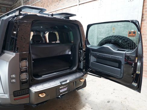 Used 2025 Land Rover Defender 110 image 39