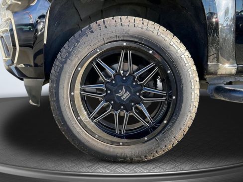Used 2021 Chevrolet Colorado LT w/ Safety Package RWD image 9