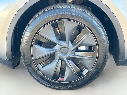 Used 2025 Tesla Model Y Long Range image 29