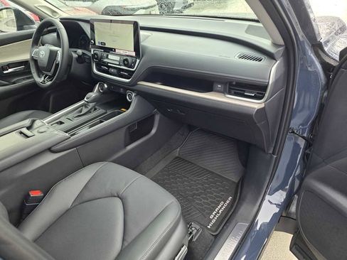 Used 2025 Toyota Grand Highlander Limited image 12