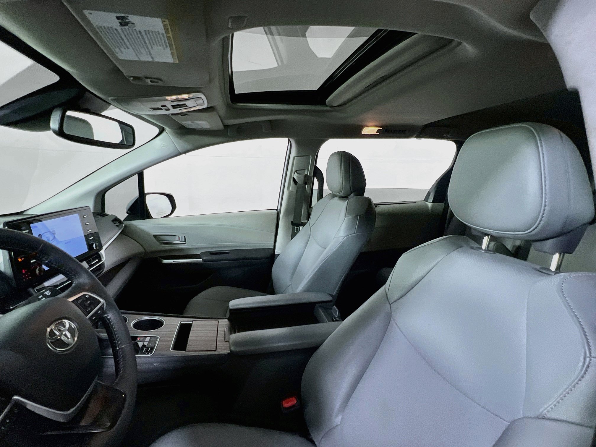 Used 2024 Toyota Sienna XLE FWD image 21