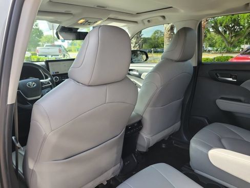 Used 2024 Toyota Highlander XLE AWD/4WD image 15