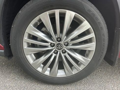 Used 2024 Toyota Highlander Platinum FWD image 10