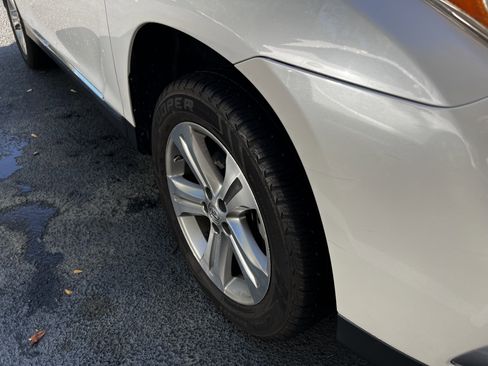 Used 2011 Toyota Highlander Limited w/ Tow Pkg image 11