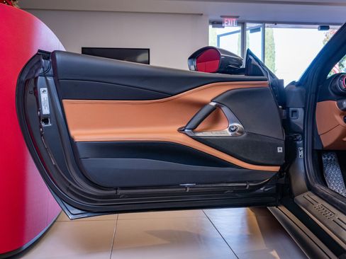 Used 2021 Ferrari 812 GTS image 8