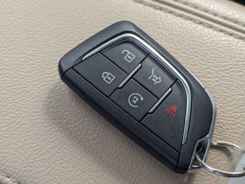 Used 2025 Cadillac XT4 Premium Luxury image 32