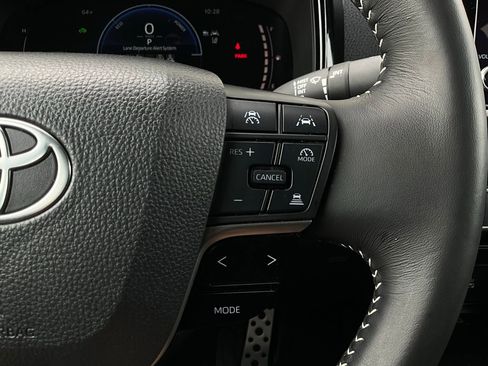 Used 2025 Toyota Camry SE image 36