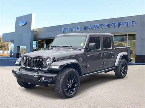 Used 2025 Jeep Gladiator Sport image 3