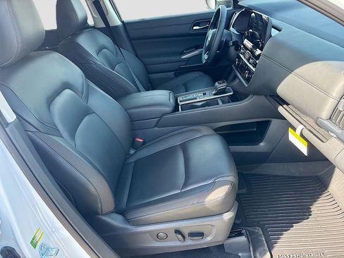 Used 2025 Nissan Pathfinder SL w/ Lighting Package (N92) image 29