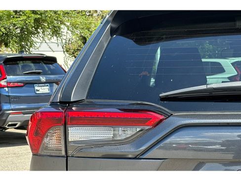 Used 2022 Toyota RAV4 XLE Premium image 14