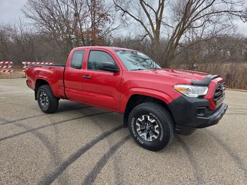 Used 2017 Toyota Tacoma SR image 8