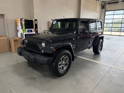 Used 2017 Jeep Wrangler Unlimited Sahara w/ Connectivity Group AWD/4WD image 2