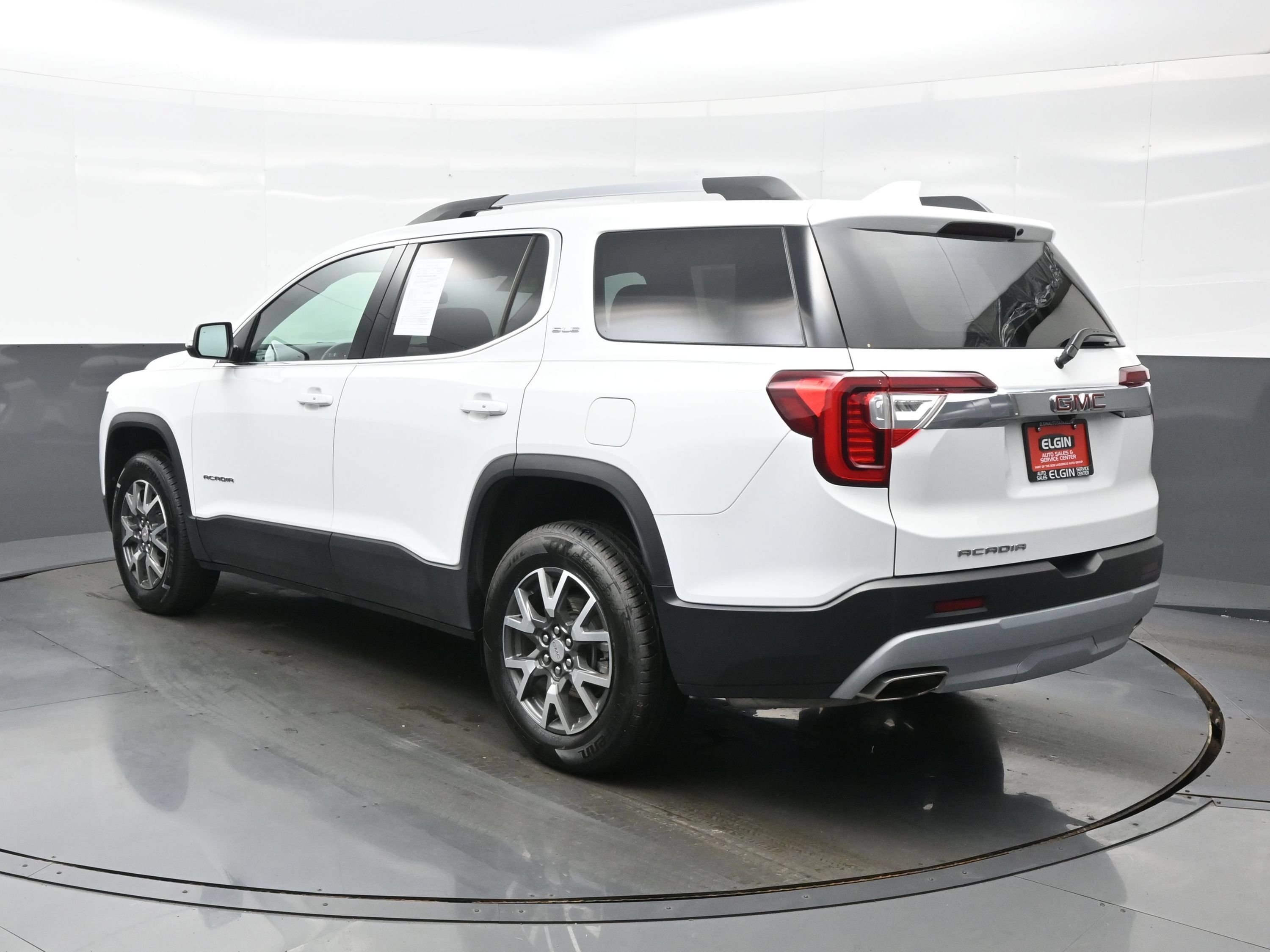 Used 2023 GMC Acadia SLE w/ Driver Convenience Package FWD image 4