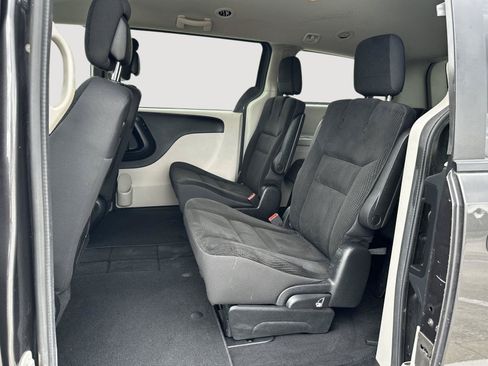Used 2019 Dodge Grand Caravan SE FWD image 17