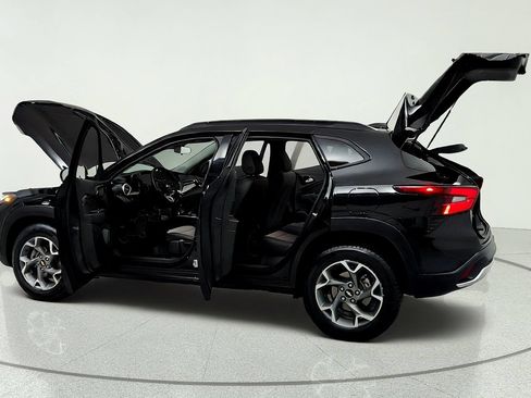 Used 2024 Chevrolet Trax LT w/ Sunroof Package FWD image 10