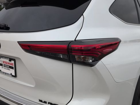 Used 2022 Toyota Highlander XLE AWD/4WD image 6