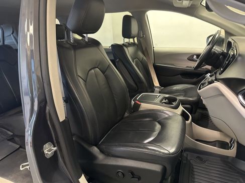 Used 2017 Chrysler Pacifica Touring-L Plus image 35