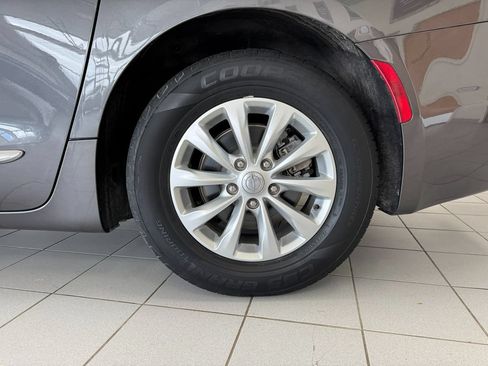 Used 2018 Chrysler Pacifica Touring-L FWD image 62