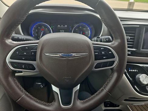 Used 2018 Chrysler Pacifica Touring-L FWD image 14
