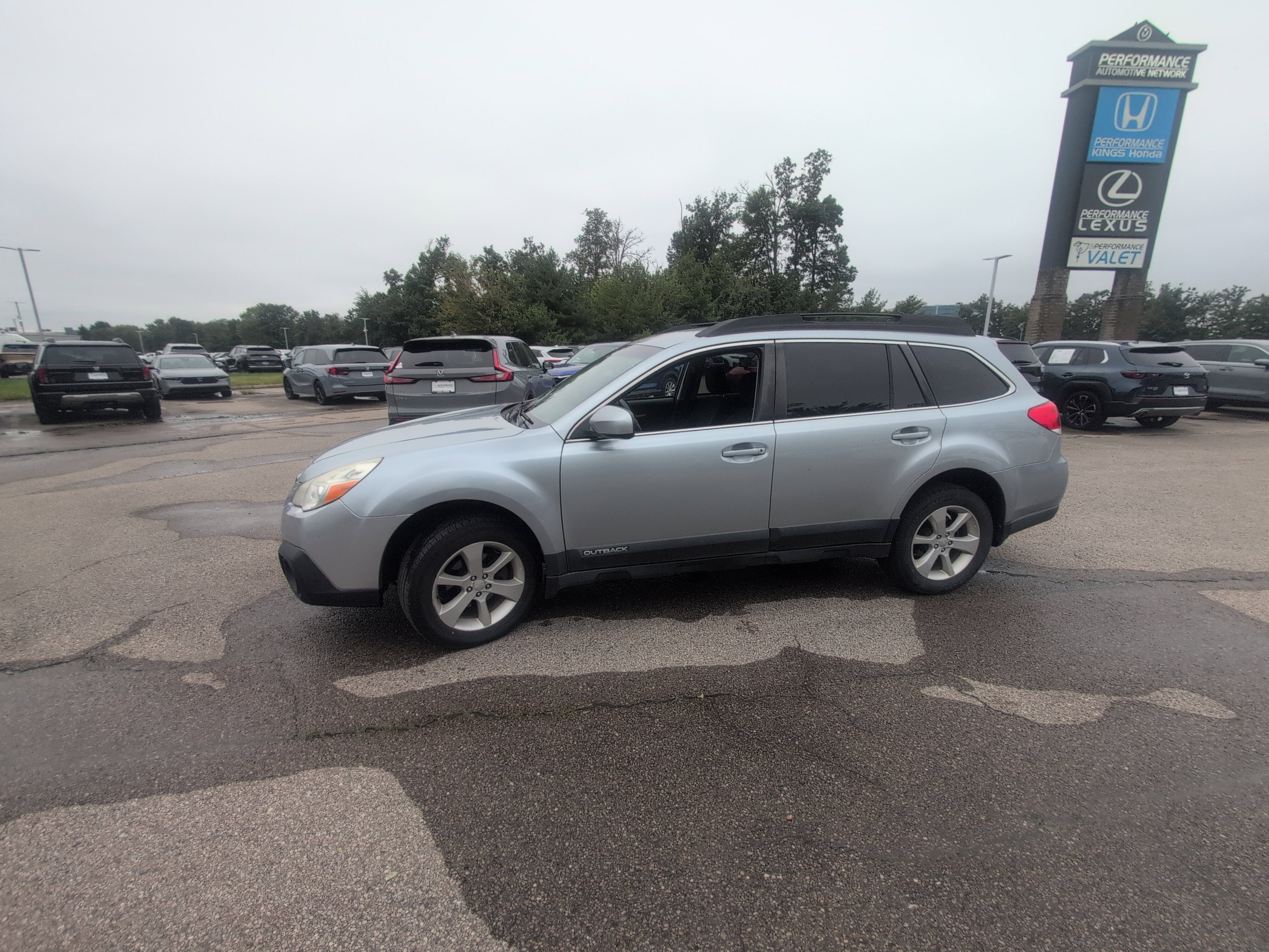Used 2013 Subaru Outback 2.5i Premium AWD/4WD image 8