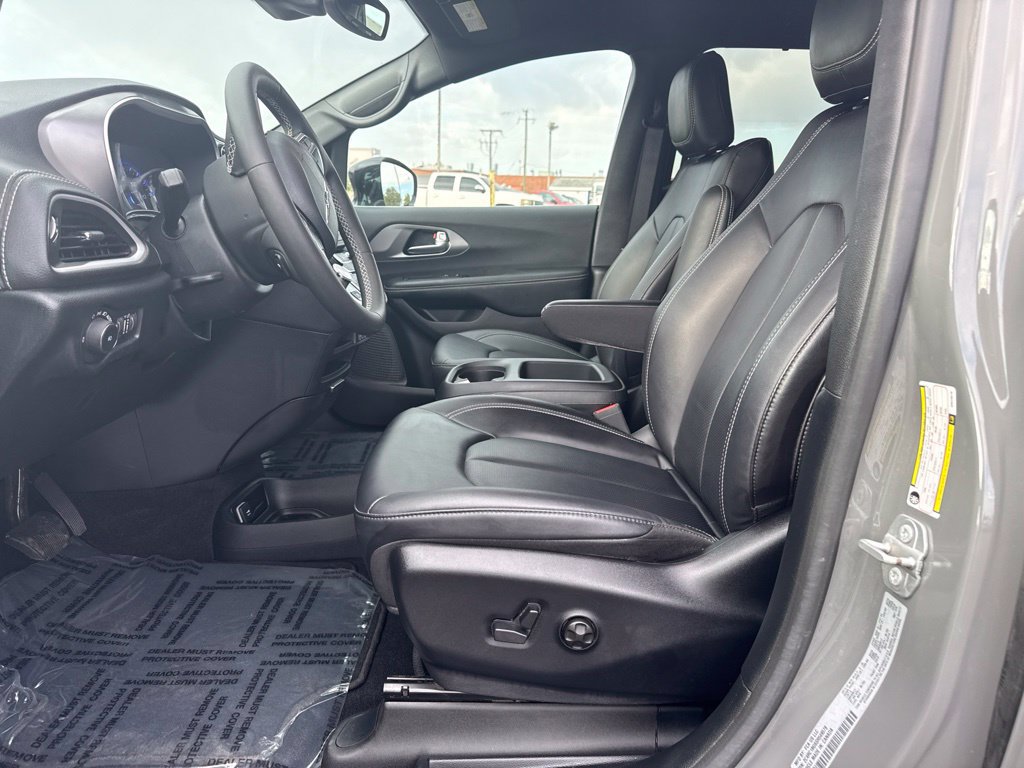 Used 2025 Chrysler Pacifica Select FWD image 9