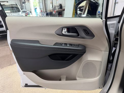 Used 2024 Chrysler Pacifica Touring-L FWD image 14