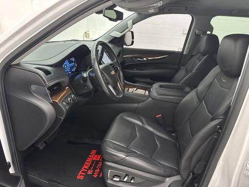 Used 2020 Cadillac Escalade ESV 4WD image 19
