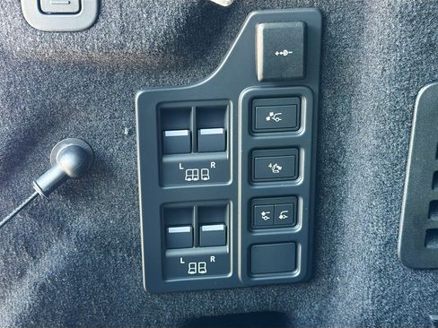 New 2026 Land Rover Discovery Limited Edition AWD/4WD image 12
