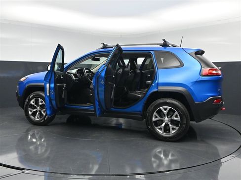 Used 2018 Jeep Cherokee Trailhawk w/ Cold Weather Group AWD/4WD image 40