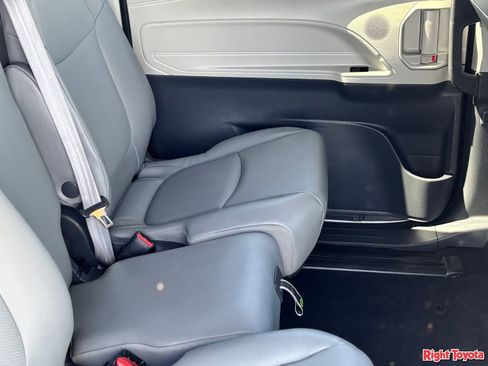 Certified 2021 Toyota Sienna XLE FWD image 14